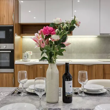 Grand 3bed Burseley Terrace Fl2 Swieqi By Homely *